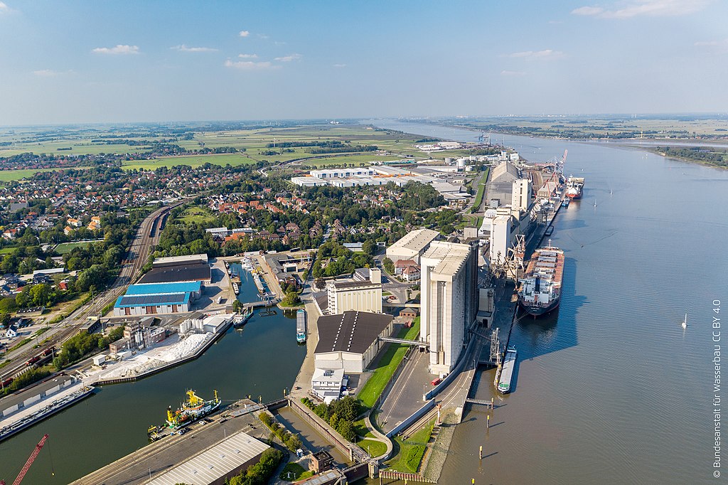 Die Unterweser bei Brake mit dem Binnenhafen, Blickrichtung Nord