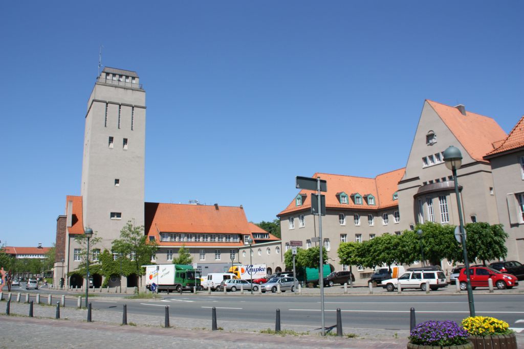 Rathaus von Delmenhorst vor sonnigem Himmel