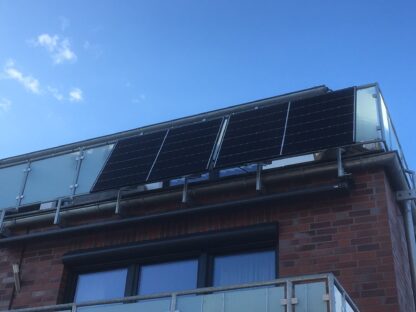 Balkonhalterung für Solarmodule an einem Glas-Metallgeläner. Sicht von unten.