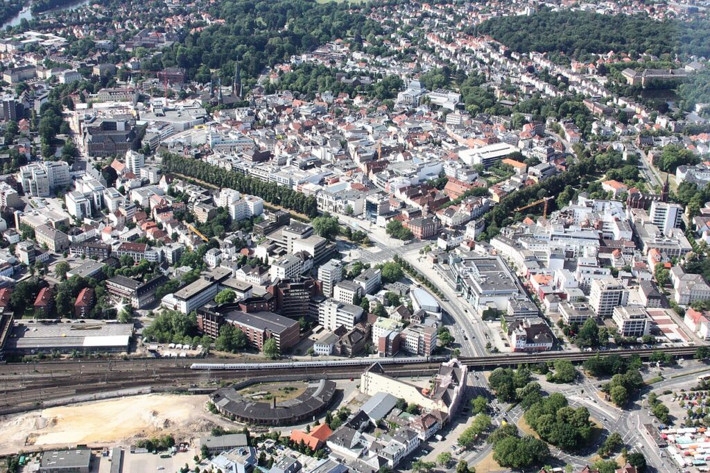 Luftaufnahme von Oldenburg in Niedersachsen. Im Vordergrund sieht man den Hauptbahnhof.